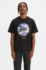 Remera de hombre Levi's de corte relajado, color negro con estampado circular en el frente con el logo de la marca y un paisaje con arcoíris.