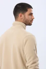 Campera polar de abrigo azul marino, con cuello alto, cierre frontal y bolsillos laterales y en el pecho con cierre.