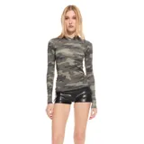 Remera manga larga con capucha, con estampado camuflado en tonos de verde y gris.