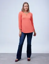 Blusa azul de tejido piqué, marca Ruby Rd. Tiene cuello redondo, escote en V y aplique metálico dorado.