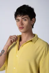 Camisa de manga corta con cuello cubano, confeccionada en fibrana premium. Presenta un corte oversize y cierre frontal con botones al tono.