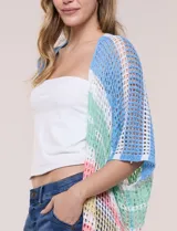 Kimono Do Everything In Love de tejido calado con diseño de rayas horizontales en tonos rosado, verde militar, blanco y salmón. Presenta mangas cortas holgadas y largo midi.