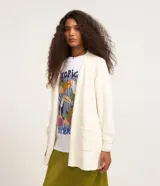 Cardigan alargado de chenille color blanco off-white, con textura acanalada, frente abierto y bolsillos frontales aplicados.