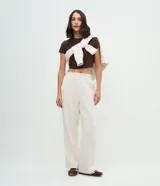 Blusa cropped de Blue Steel, confeccionada en algodón con elastano. Presenta cuello redondo, mangas cortas y un diseño básico ajustado al cuerpo.
