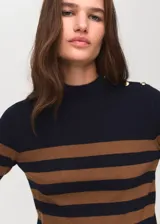 Jersey de punto fino con diseño a rayas horizontales en azul marino y marrón. Presenta cuello perkins, manga larga y cierre de botones decorativos efecto joya en el hombro.