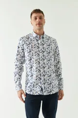Camisa de manga larga con estampado de figuras geométricas en tonos beige y negro, confeccionada en tejido estilo lino.