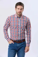 Camisa de corte sport con estampado de cuadros en tonos rojo, azul y blanco. Presenta cuello abotonado, cierre frontal con botones y bolsillo en el pecho con detalle bordado.