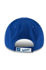 Gorro con visera New Era modelo 9FORTY de Los Angeles Dodgers, color azul con el logo bordado en blanco en el frente y la bandera de la marca en el lateral.