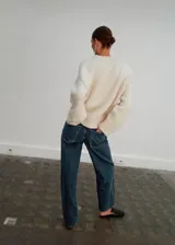 Jeans tiro medio de corte recto y largo, confeccionados en 100% algodón estilo tejano vaquero. Cuentan con trabillas para cinturón, cierre de botones y diseño clásico de seis bolsillos.
