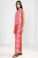 Musculosa liviana de viscosa y poliamida con estampado floral, lazos en los costados y calce ajustable.