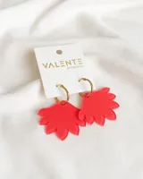 Aros colgantes con forma de flor color coral, hechos de acrílico y con aro de acero dorado.
