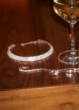 Gargantilla plateada de tres hileras de strass con cierre ajustable.