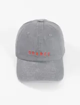 Gorra gris de algodón con visera curva y bordado rojo con la palabra "Chance" en el frente.