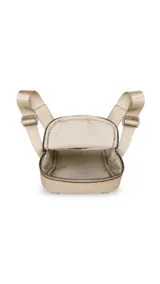 Bandolera pequeña de diseño compacto en color beige, con bolsillo frontal abierto y cierre principal. Incluye correa ancha ajustable y desmontable.