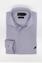 Camisa de vestir slim fit de Club House, con diseño a rayas finas en tonos celestes y blancos. Presenta cuello italiano, mangas largas, botones frontales y un pequeño bordado de un pájaro en el lateral inferior.