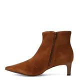 Botas de caña baja marca Bottero, confeccionadas en gamuza color marrón camel, con punta fina y taco fino de altura media.