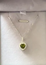Collar de plata 925 con cadena forcet y dije en forma de corazón con una zirconia verde oliva rodeada de zirconias pequeñas.