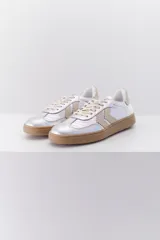 Zapatillas de cuero negro con detalles en gamuza negra en la puntera y el talón. Presenta el logo de la marca en color beige en el lateral y suela color caramelo.