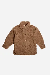 Saco color marrón de sherpa con cuello camisero, cierre con botones a presión, bolsillos laterales y logo en etiqueta de cuero.