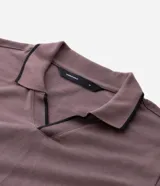 Camisa polo de manga corta confeccionada en algodón, con cuello en V y detalles en color contrastante en el borde del cuello y las mangas.