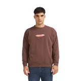 Buzo de cuello redondo color marrón, con diseño de manga larga y puños acanalados. Presenta un estampado gráfico ovalado en el centro del pecho con el logo de la marca.