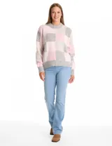 Buzo de punto con diseño de cuadros en tonos rosa y gris, de cuello redondo, manga larga y corte holgado.