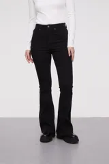 Pantalon jean de tiro alto con corte flare y terminación desflecada en el ruedo. Presenta un diseño clásico de cinco bolsillos con costuras en contraste.