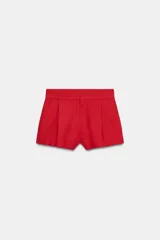 Shorts de tiro medio color rojo, con bolsillos laterales y detalle de pinzas delanteras. Cuenta con cierre frontal con cremallera, botón interior y gancho metálico.