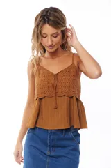 Blusa color marrón con breteles finos, escote en V y detalle de crochet en la parte superior.