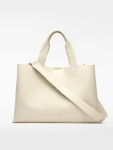 Bolso shopper horizontal negro de piel sintética, con dos compartimentos, cierre magnético y bolsillo interior con cremallera. Cuenta con asa de mano y correa larga regulable y extraíble, además del logo grabado en el frente.