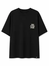 Remera negra de corte holgado, manga corta y cuello redondo. Cuenta con un pequeño estampado en el pecho con el texto "Free Future Studio" en color blanco.