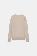 Jersey de punto con lana, de diseño combinado con cuello en V profundo en color beige y detalle interior en color amarillo. Presenta mangas largas con puños ajustados.