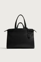 Bolso shopper de piel con acabado abatanado, compartimento principal con cierre de cremallera, dos asas de mano, dos asas de hombro y detalle de llavero.