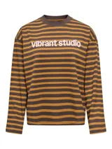 Remera de manga larga a rayas horizontales en tonos marrón y tostado, con cuello redondo y el texto "vibrant studio" estampado en el pecho.