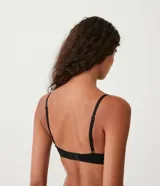 Soutien push up básico de microfibra con copas con relleno que aumentan un talle el busto. Presenta breteles finos ajustables y diseño de media taza.