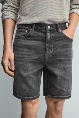 Bermuda de jean con corte regular fit, confeccionada en denim de algodón con elasticidad. Presenta diseño de cinco bolsillos, efecto lavado y cierre frontal con cremallera y botón.