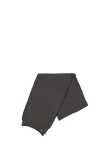 Bufanda tejida de punto acanalado color gris oscuro.