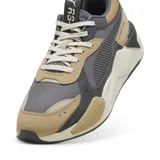 Championes urbanos Puma modelo RS-X Suede, con diseño de paneles en tonos gris, tostado y crema. Presentan una silueta robusta con tecnología RS Running System en la entresuela, combinando malla y gamuza en su construcción.