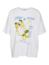 Remera oversize de algodón orgánico color blanco, con cuello redondo, mangas cortas y hombros caídos. Presenta un estampado frontal alusivo a tragos cítricos con limones y texto en azul.
