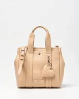 Cartera mediana XL color beige de símil cuero con textura granulada, doble asa de mano, correa ajustable y desmontable, y detalle de llavero en forma de corazón.