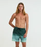 Bermuda de baño masculina, color verde con efecto degradado a celeste/turquesa. Posee cintura elástica con cordón ajustable negro y bolsillos laterales.