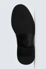 Mocasín de vestir para hombre, confeccionado en piel con acabado serraje (gamuza), color negro. Presenta un detalle de antifaz en el empeine y suela negra a contraste con un ligero tacón.