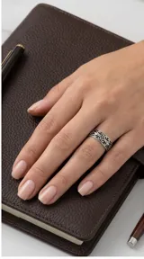 Anillo de banda ancha fabricado en plata 925, con diseño labrado de filigrana en relieve con acabado oxidado.