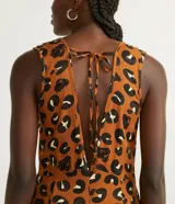 Mono largo color marrón con estampado animal print, escote en V y corte capri.