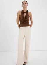 Top de poliéster color marrón con cuello halter y escote drapeado, sin mangas y diseño recto.