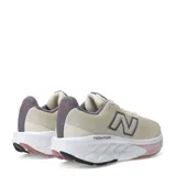 Championes de running New Balance modelo Fresh Foam 520, en color beige con detalles en gris y suela en tono rosado. Presentan el logo característico en el lateral y tecnología Fresh Foam en la entresuela para mayor amortiguación.