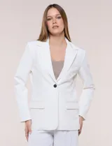 Blazer sastrero blanco de corte recto y estructura entallada, con cuello de solapa en pico, cierre frontal de un botón y bolsillos con solapa.
