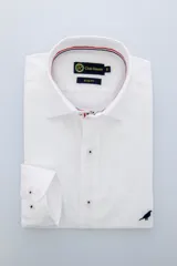 Camisa blanca lisa de corte slim fit, confeccionada en 100% algodón.