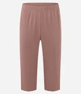 Pijama largo de dos piezas confeccionado en viscolycra color rosado. Incluye una remera de manga corta con escote en V adornado con encaje y un pantalón de corte recto con cintura elástica.