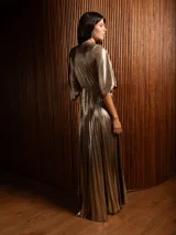 Vestido largo plisado color dorado, con escote en V y mangas cortas tipo murciélago.